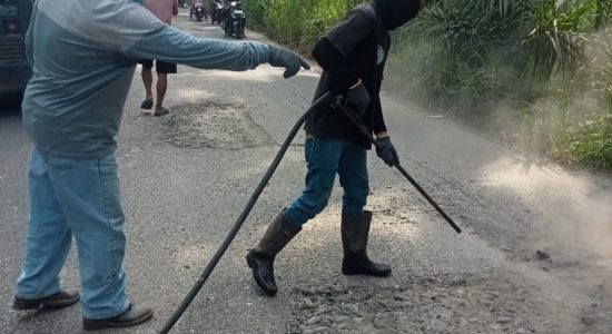 Ditinggal Pemerintah Warga Labuhan Batu Swadaya Pengaspalan Jalan , Jangan Sampai Ada Korban Laka lagi Berikutnya 