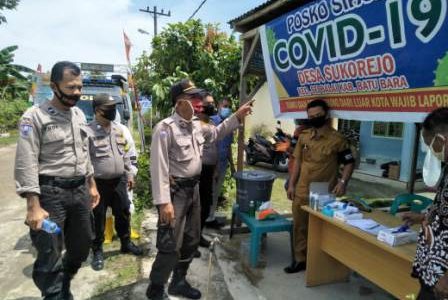 Kasat Binmas Polres Batu Bara, Blusukan ke Desa Suko Rejo Bagi bagi Masker Gratis