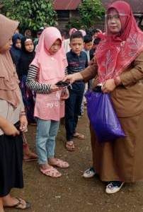 Cegah vovit 19″kepsek SDN. 1002 Sayur maincat”berikan masker ke seluruh suswa nya