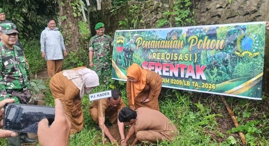 Cegah Erosi Dan Longsor , Koramil 12/Lp Laksanakan Penanaman Pohon Di Pinggiran Sungai Kanan
