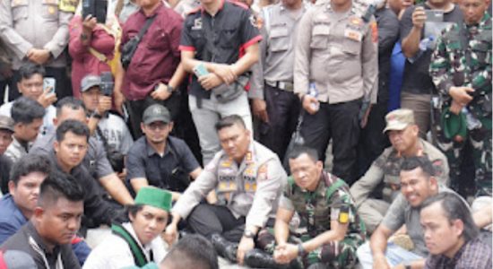 Dandim 0209/LB Jadi Penyejuk Ditengah Aksi Demo Di Labuhan Batu