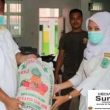 Hadapi Pandemi Covid-19 , Bupati Labura Bagikan Ratusan Paket Sembako Kepada Warga