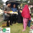 Hj.Mariati Rambe Bagikan Sembako Kepada Warga Kurang Mampu Di Km21-Mahato (Rohul)