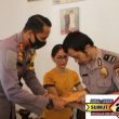 Rangkaian Hari Bhayangkara Ke – 74, Polres Dumai Berikan Bucket Bunga Kepada Purnawirawan, Warakawuri dan Personil Polres Dumai Yang Sedang Sakit