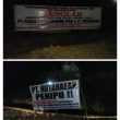 Baleho Bertuliskan “PT.Hutahaean Penipu , Angkat Kaki Dari Negeri 1000 Suluk – Di Simpang Tiga Dalu-Dalu Rohul ( Riau )