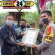 Kades Purwadi ,ST.MM Dan Sijus (ACUN) Diberikan Piagam Penghargaan Oleh Kapolres Rohul (Riau) Dalam Program Kampung Tangguh Nusantara