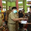 Bupati Rohul H.Sukiman Serahkan Dana Santunan Anak Yatim Di Rokan lV Koto