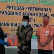 H. Sukiman Bupati Rohul Serahkan Secara Simbolis Pakaian Bagi BHL Dari Dana CSR PT. Bank Riau Kepri