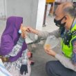 Bukti Nyata Polisi Berhati Mulia Dan Merakyat ,” Suapi Seorang Ibu Yang Terlantar Dipinggir Jalan