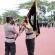 Irjen Pol Martuani Sormin Serahkan Bendera Pataka Polda Sumut Kepada Irjen Pol Panca Putra