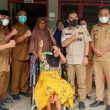 Wabup Serahkan Kursi Roda kepada Ibu Saniem
