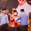 Bupati Rokan Hulu Terima Piagam Penganugerahan KI  Riau Awards 2021