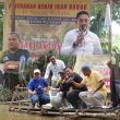 H Sariantoni, SH Tabur Benih Ikan Baung ,” Sembari  Gelar  Lomba Mancing Happy Season II  di Jembatan Sungai Mahato