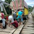 JEMBATAN SUNGAI OYO DI DESA TUWUNA MANDREHE – NIAS BARAT SEMAKIN MEMPRIHATINKAN