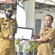 BUPATI NIAS BARAT KHENOKI WARUWU BERI PENGHARGAAN KEPADA PNS DINAS DUKCAPIL NIAS BARAT