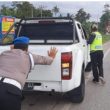 2 Anggota Polres Dumai Tampak Mendorong Mobil Pick Up Berwarna Putih