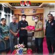 BUPATI NIAS BARAT KHENOKI WARUWU TERIMA BANTUAN SOSIAL DAN LOGISTIK PENANGGULANGAN BENCANA DARI KEMENSOS
