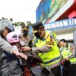 Turun Langsung Bagikan Helm ke Pengendara, Kapolda Riau Irjen Iqbal : Untuk Keselamatan, Sayangi Anak Anak