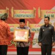 Bupati Rokan Hulu Sukiman ,” Terima 2 Penghargaan Achievement Motivation Person,KI Riau Award 2022