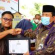 Bupati Sukiman Serahkan Piagam Penghargaan Atas Prestasi KUD Tani Sejahtera Yang Telah Go Digital