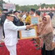 Pejuang Pendidikan Sosok Kartini Rohul Helmiwati SPd Sumringah Terima Anugerah Penghargaan Dari Bupati H Sukiman