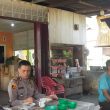 Sampaikan Pesan Kamtibmas , Kapolsek Sungai Kanan AKP.P.Hutasuhut Ngopi Bareng Warga Di Warkop Simpang Kombet